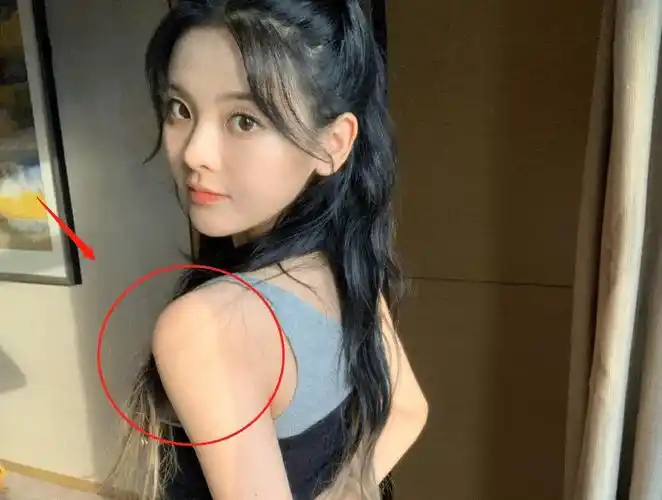 原创杨超越穿吊带背心自拍,忘记开美颜滤镜,可这直角肩骗不了人!