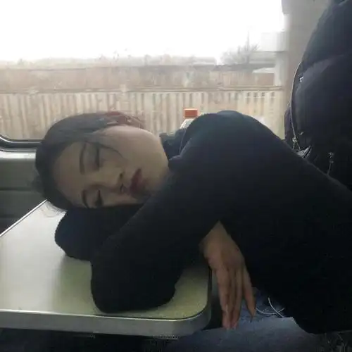 女大学生返校在火车睡觉睡姿被偷拍网友大呼漂亮的小姐姐