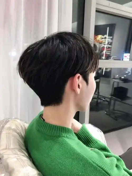 锅盖头后面怎么剪好看