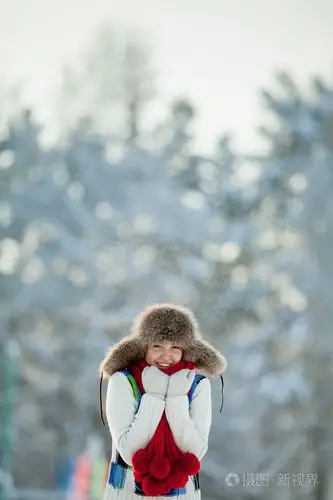 年轻女子在白雪皑皑的毛茸茸罩照片-正版商用图片1b2u13-摄图新视界