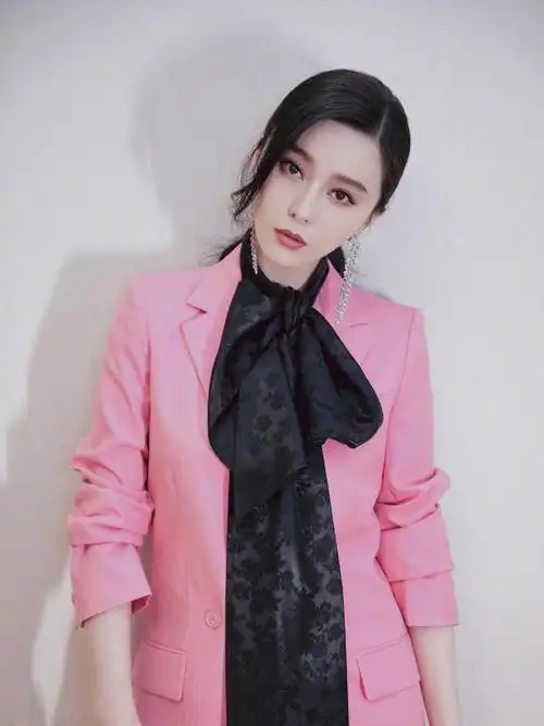 范冰冰39岁了,穿着白t恤外搭粉色牛仔套装走机场,依然高级时髦