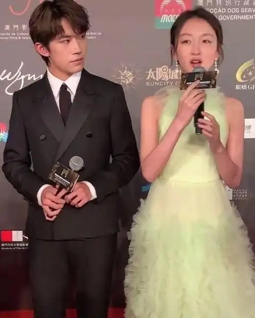 易烊千玺"偷瞄"周冬雨数次,知道真相后,网友:脑补了一出好戏