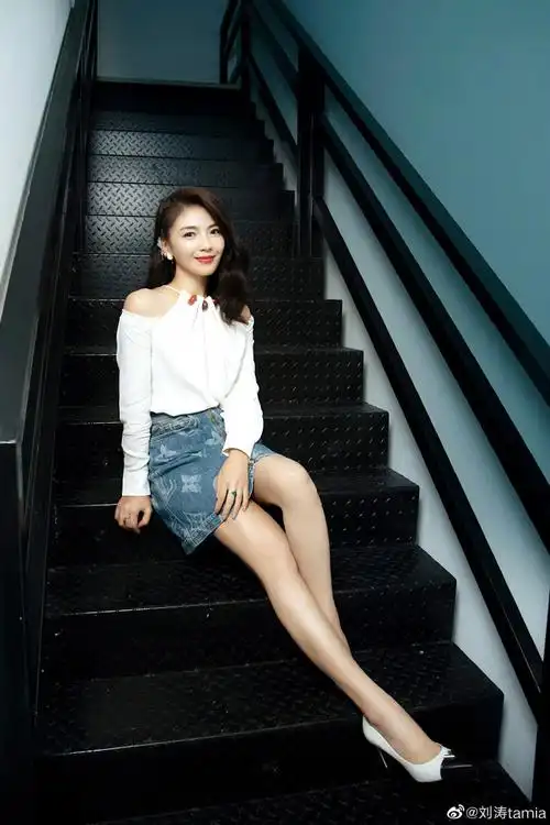 刘涛夏至晒出库存美照,楼梯间大秀好身材