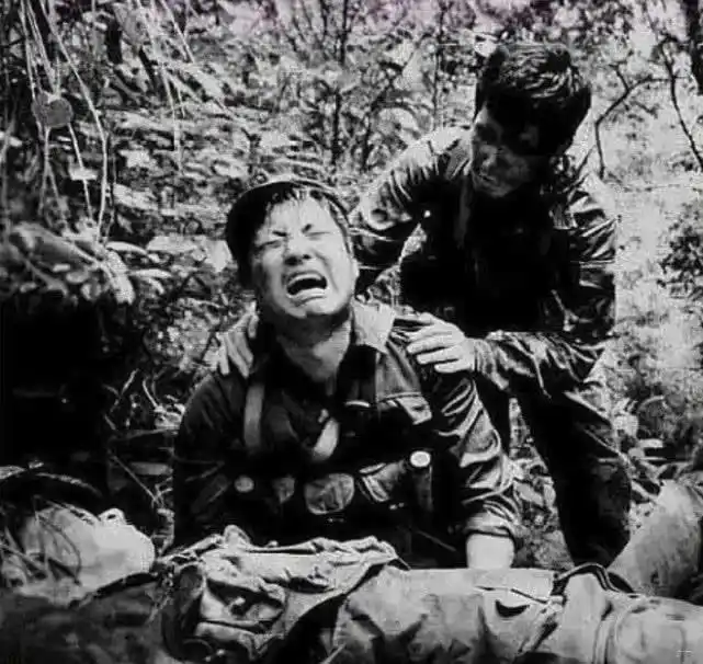 中越战争:图5交战场瞬间,战士抱着牺牲战友哭得让人心碎