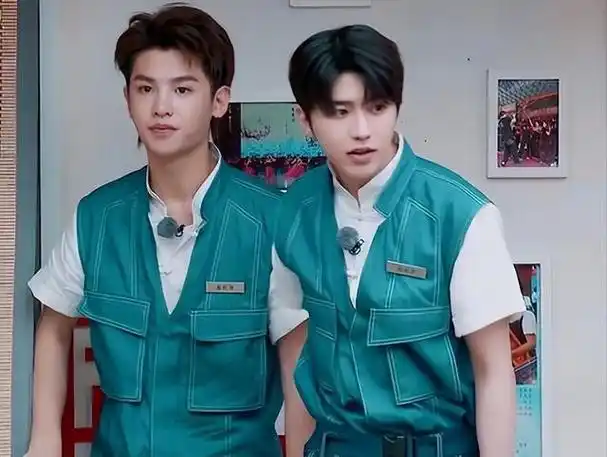 满眼心疼蔡徐坤,默默避开郭京飞的下跪,黄明昊的教养不是装的