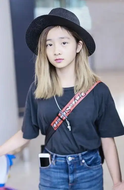 14岁的黄多多造型越来越成熟,染黄发配红唇,戴猫眼墨镜显浮夸