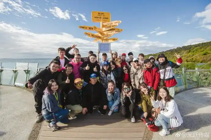 青春的花路杀青大合照曝光祝小伙伴们回国一切顺利