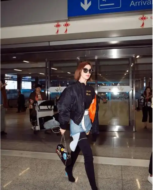 张馨予最新街拍 过膝长靴花式秀长腿