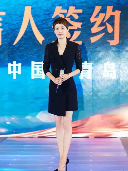 44岁马伊琍太惊艳穿黑纱裙时尚又大气配油头发型很有国际范