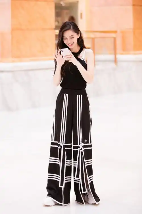 简介:angelababy一起来捉妖性感活动照图片,分享一组