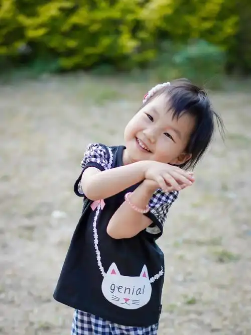 天真可爱的笑脸八颗小白牙