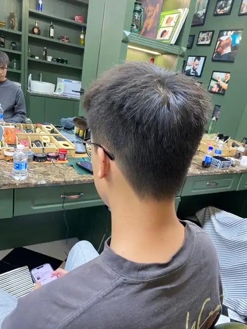 立体短碎盖男发