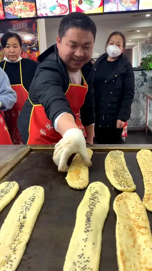 厌倦了打工的生活,摆个小摊打烧饼,没曾想过一天两袋面不够用,丈母娘