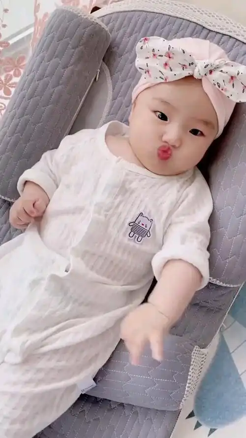 怎么办,爱笑的小可爱怎么逗他都不笑了,就爱嘟嘟嘴