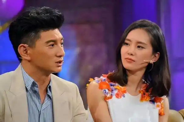 他们在家中非常的恩爱,吴奇隆也在日常中十分宠爱自己的妻子,会为她