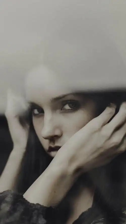 欧美率性不羁美女黑白写真图片手机壁纸