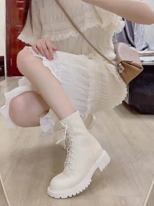 夏天露腿穿白靴果真香#鞋控の日常  #百搭靴子分享  #靴子  #白色靴子