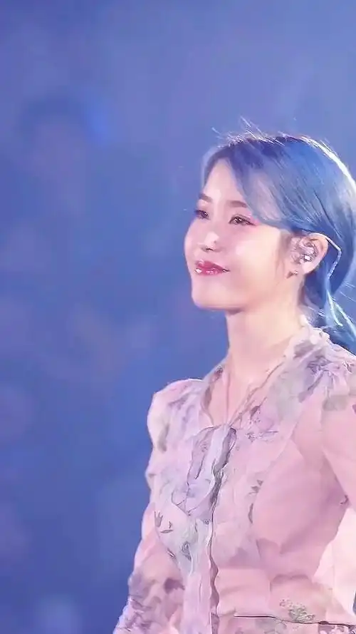iu李智恩iu演唱会开到一半得知好友离世全场强忍着不哭太心疼了