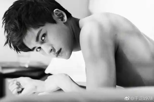 张哲瀚穿背心肌肉尽显 荷尔蒙气息爆棚_新浪图片