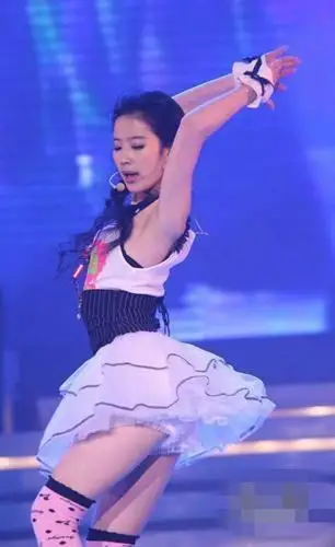 刘亦菲早期热舞电臀甩不停 各种性感舞服魅惑足