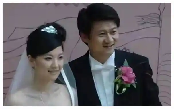 名嘴陈蓉,不仅风光不当主持人,更在海归老公身旁幸福满满!