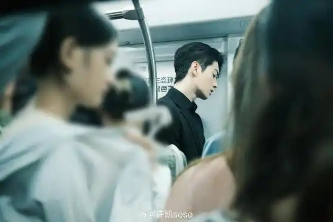 许凯晒背影照健身的原因有衬衫下的肌肉线条太有魅力了吧