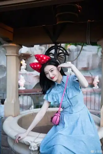 31岁生日晒九宫格美照7月21日是景甜的31岁生日,她在微博晒出一组照片