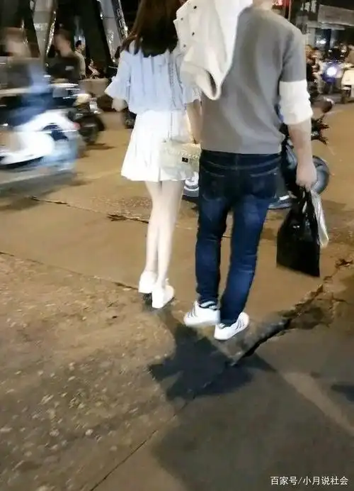 小伙逛街偶遇情侣,看美女背影:凭什么是他女朋友?网友:有3点