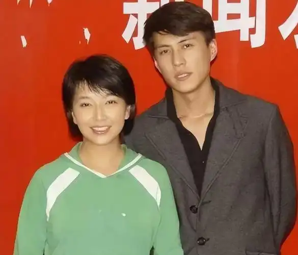 回顾江珊四度爱上硬汉和靳东意难平现和新丈夫快乐相伴