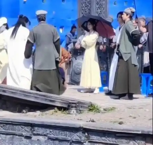 王一博赵丽颖看替身对戏,河里的垃圾抢镜了_网友_时候_服装