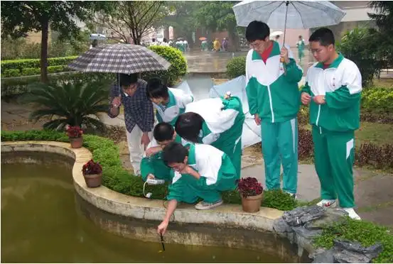 广州47中的学生在华南师大研究生指导下测定鱼池的水质