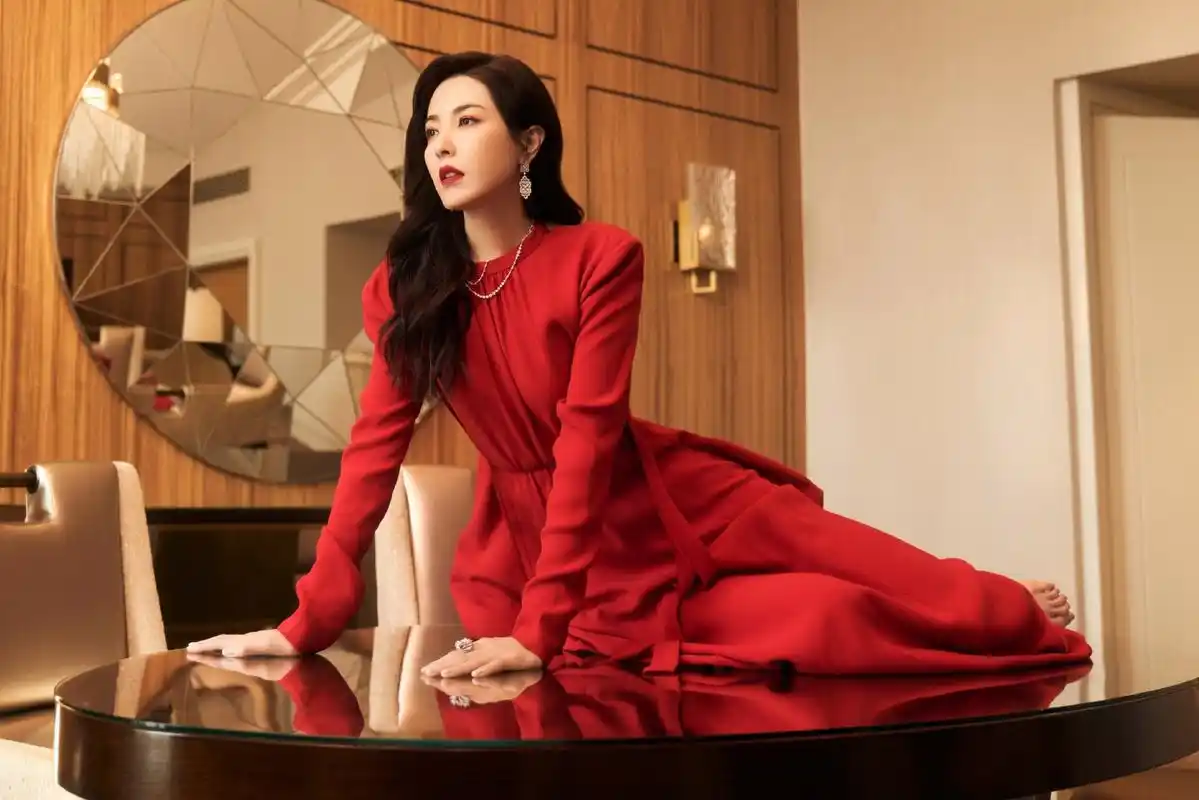 曾黎# 一袭红色露背拖尾礼裙,清纯妩媚的容颜,纤瘦高挑的身材,高贵