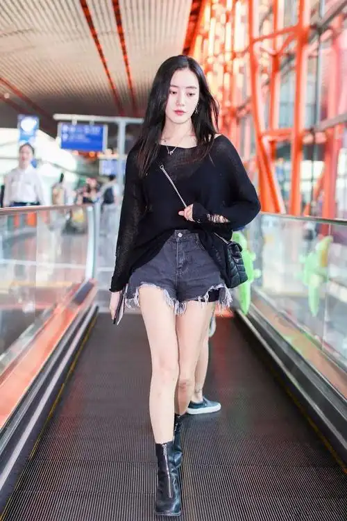 王梓薇穿黑色透视毛衣搭配牛仔热裤秀大长腿气质清新笑容甜美
