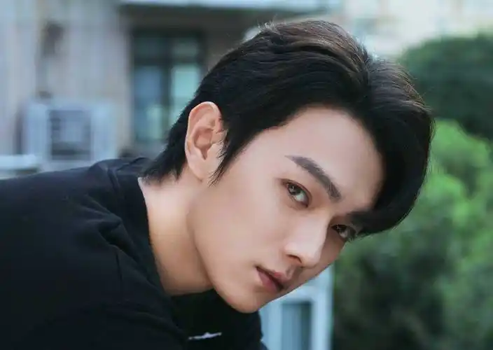 男星许凯拒绝和小朋友合照后,被大妈怒怼"这么牛啊"