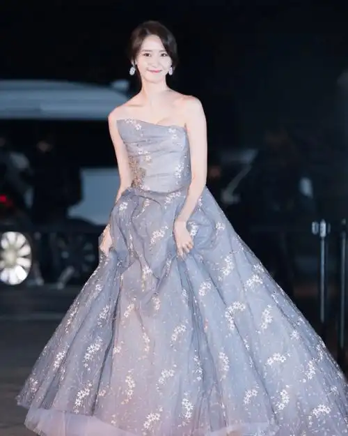 林允儿一袭浅色刺绣的蓬蓬礼服裙亮相,一出镜就让观众眼前一亮,想不到