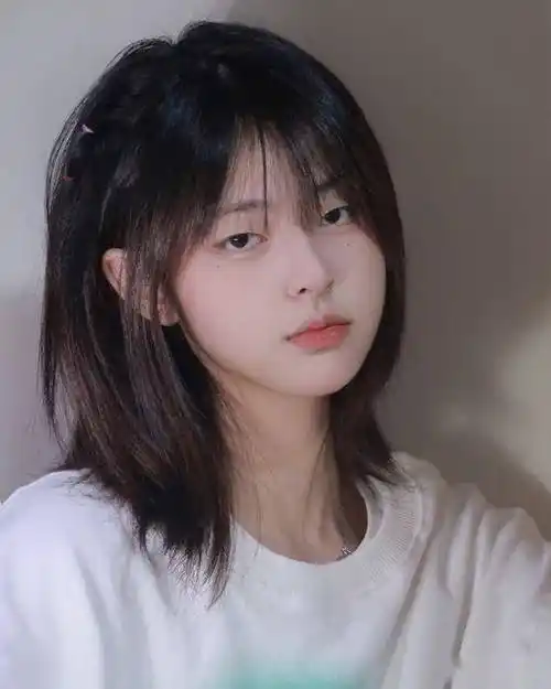 最适合15岁左右的圆脸女生发型,这8种很不错,百变时尚有个性_层次感