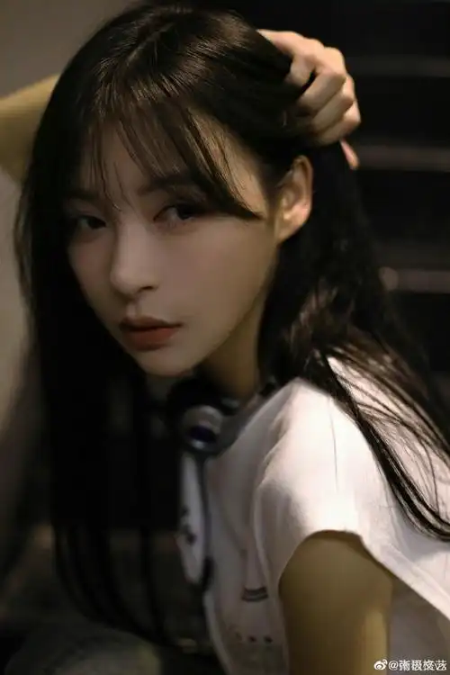 张语格夏末游湖写真