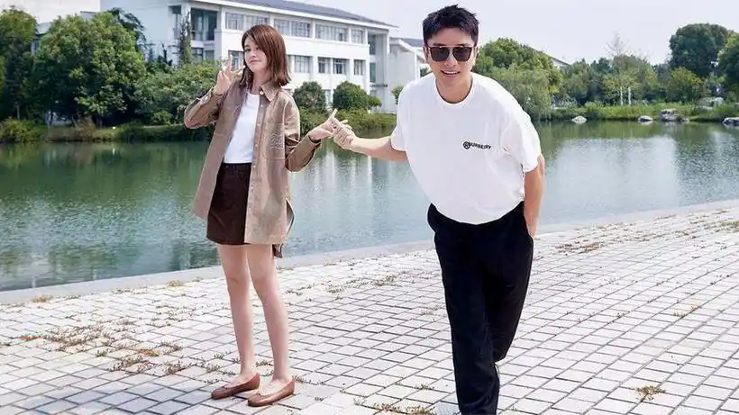 贾乃亮和乔欣恋情曝光?配文别有深意,网友:李小璐复合无望了