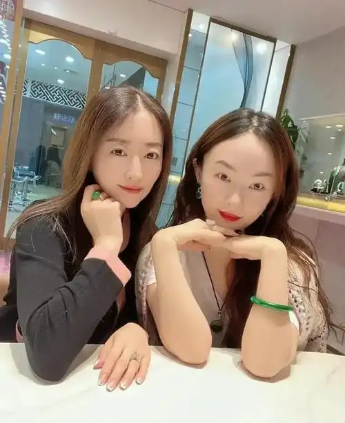 霍思燕约闺蜜喝下午茶她瘦太狠面相变了下巴太尖没往日柔美感