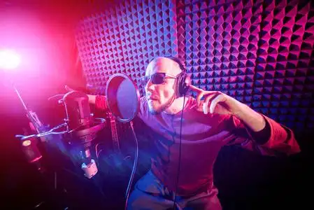 歌手在录音室里用麦克风唱歌.现代背景照片