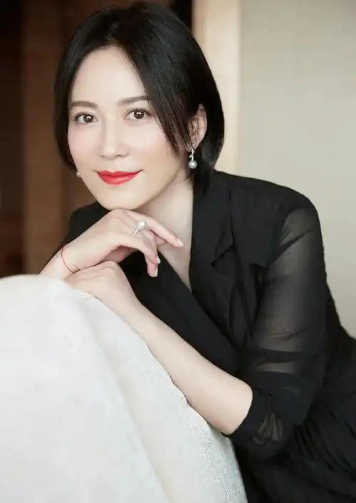 端庄优雅的俞飞鸿,惊艳迷人,温婉秀丽的写真照!__财经头条