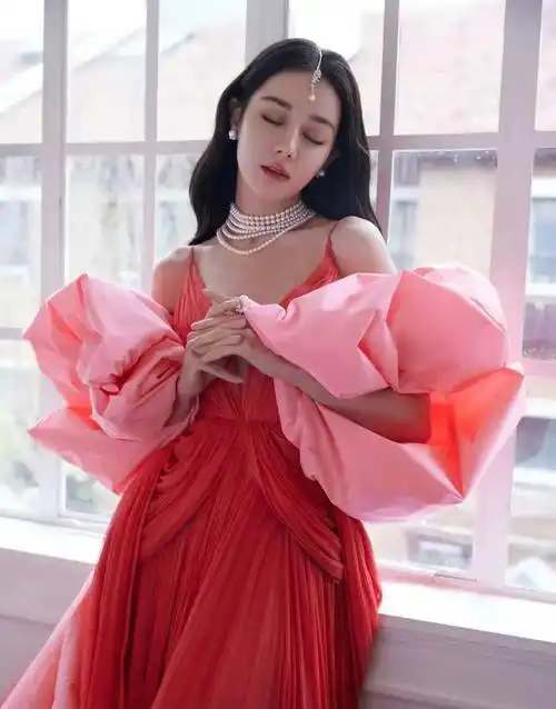 迪丽热巴身穿红色吊带裙十分亮眼!优雅甜美又俏皮_魅力_身材_泡泡