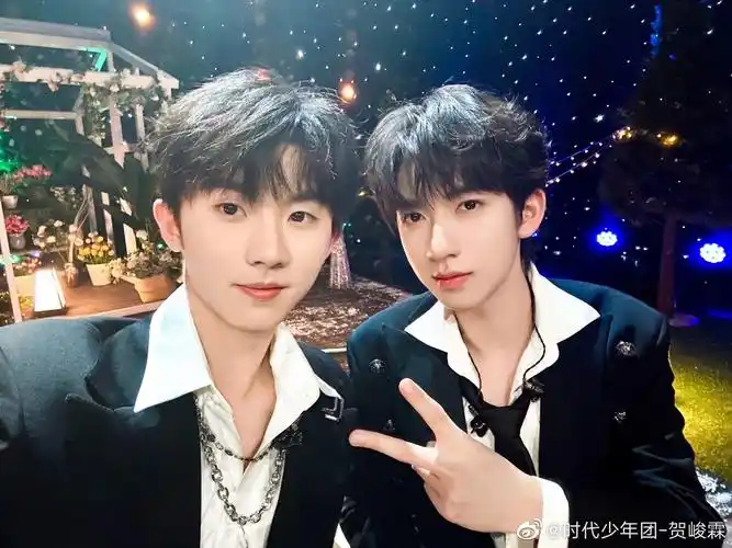 贺峻霖为马嘉祺庆二十岁生日晒合照祝其越来越忙