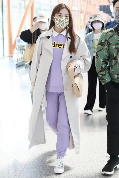 30多岁的张含韵还有酸酸甜甜样子穿风衣配紫内搭依旧有少女感