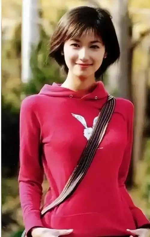 在娱乐圈里积攒了一大堆奖项后,跟随王朔的脚步,徐静蕾确实打开了广泛