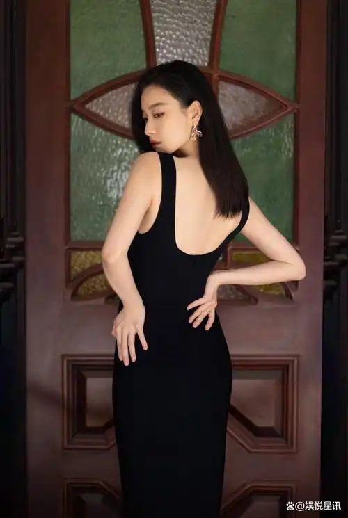 近日,一组倪妮的美照曝光,照片中倪妮披散长发妆容干净酷飒,身穿黑色