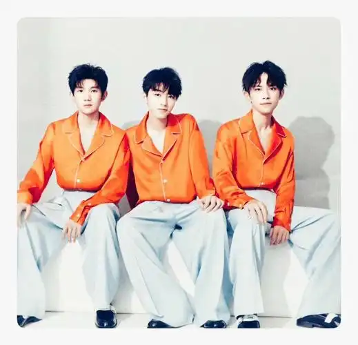 想看他们的合照,想听他们说"大家好,我们是tfboys"我想看他们一起坐着