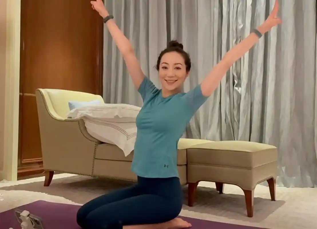 韩雪分享在家锻炼日常,打扮利落穿着运动服,在瑜伽垫上练习很认真.