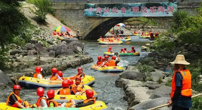 商城县盛夏时节大别山深处峡谷漂流享清凉