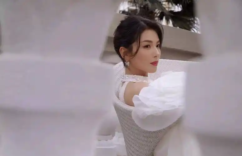 刘涛的白色鱼尾裙性感又性感,纤细的腰臀比例完美展现了她迷人的身材